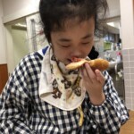 トマトバーガーをたべる