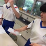 クエン酸と重曹入りの水を作っています。