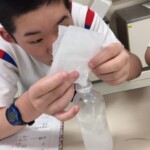 ３年国数　クエン酸を量って入れます。
