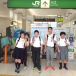 駅で集合写真を撮りました