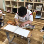 花の色を思い出しながら塗っています。